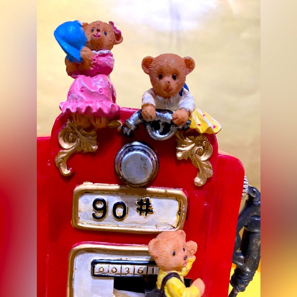 GAS PUMP & BEARS MUSICAL WIND UP DUAL MOVING BEARS REVOLVING TIRE COLLECTIBLE - Picture 6 of 16